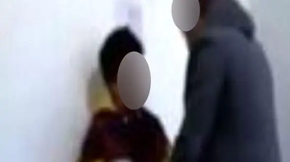 لگد معلم آنقدر محکم بود که اندام پسربچه دیگر رشد نمی کند / در رودبار رخ داد + جزییات
