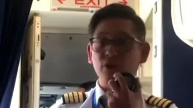 فیلم اعتصاب خلبان مکزیکی در کابین پرواز