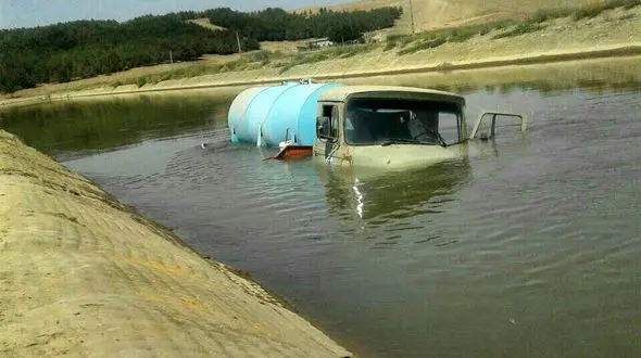 سقوط آزاد تانکر در کانال آب در مغان + عکس 