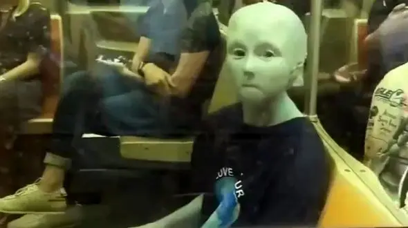 این آدم فضای سبز به مترو حمله کرد / وحشت مردم از موجود عجیب الخقه!