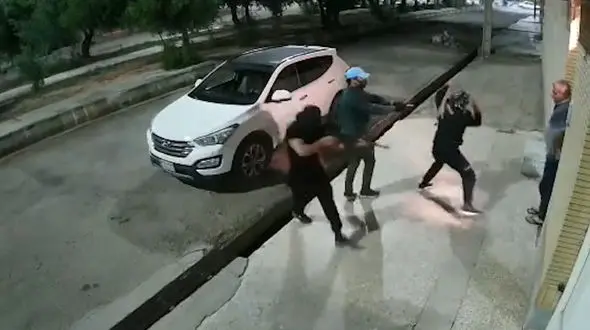 فیلم لحظه زورگیری با کلاشینکف از مرد شاسی بلند سوار 