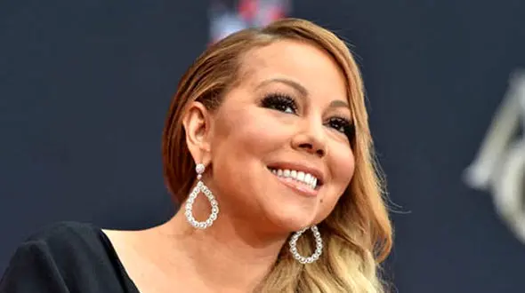 عادت عجیب خواننده معروف برای خوابیدن و حفظ صدایش /  او درحمام می خوابم!