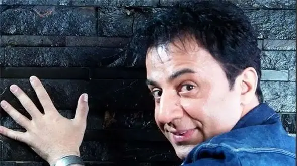 آواز شاد؛ داریوش فرضایی عمو پورنگ با لباس شاد تو تاریکی چه آهنگی میکنه درد و خندست