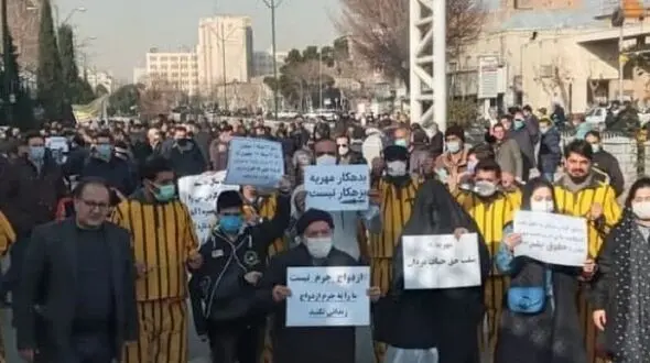 تجمع مردان و زنان خواستار کاهش میزان مهریه مقابل مجلس