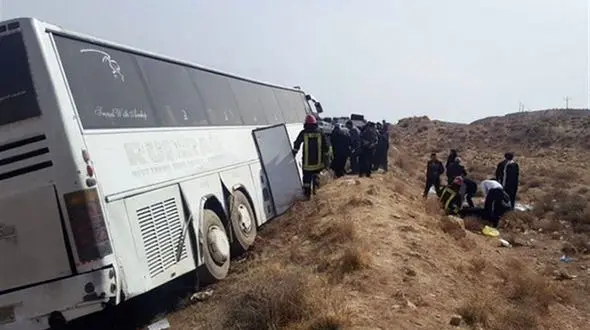 اجساد ۵ جانباخته واژگونی اتوبوس در مرودشت به پزشکی قانونی تحویل شد
