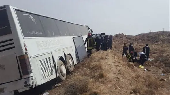 اجساد ۵ جانباخته واژگونی اتوبوس در مرودشت به پزشکی قانونی تحویل شد
