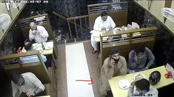 سارقان خوش اشتها هم غذا خوردند هم پول ها را بردند+ فیلم 