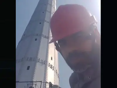 فیلم / من سخت ترین و خطرناکترین کار ایران را بالای برج میلاد با کمترین تجهیزات دارم / ببینید حقوقم چقدر کمه !