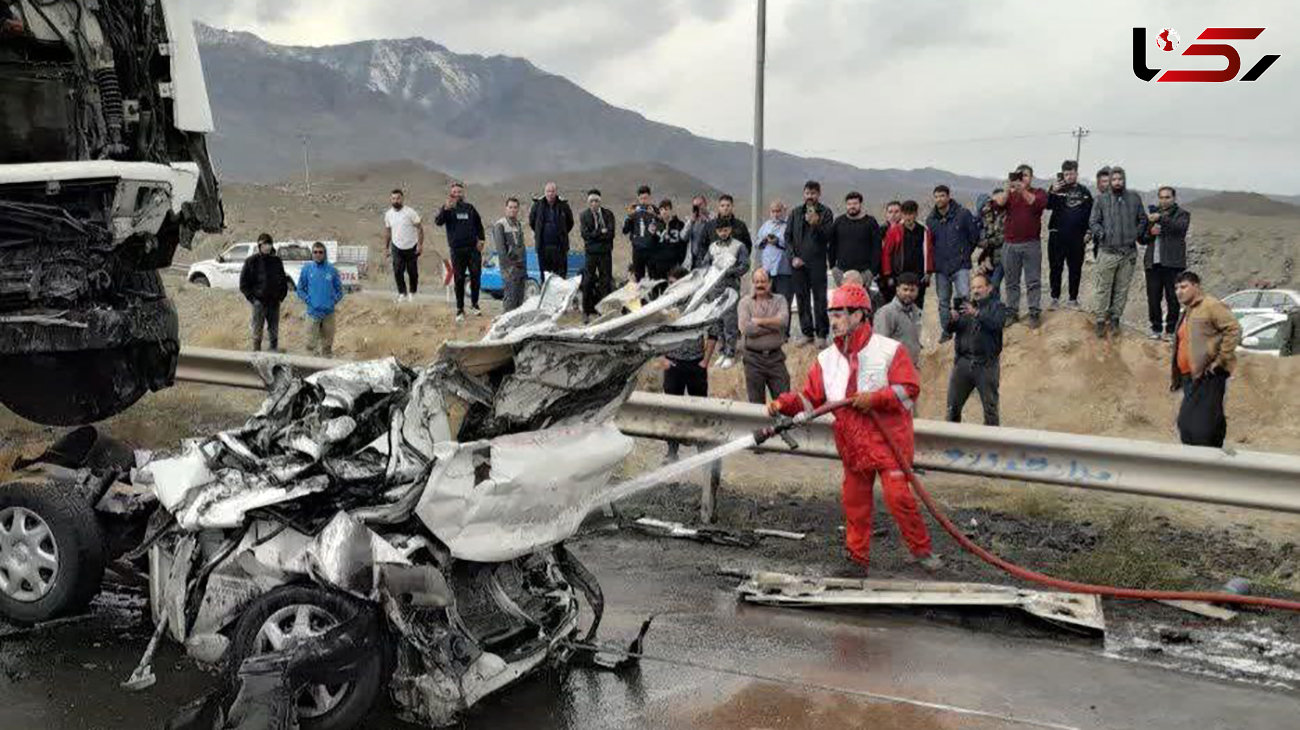 عکس های دلخراش از مچاله شدن مرگبار ماشین زیر تریلی در جاده اراک ! / 3 نفر در دم کشته شدند !