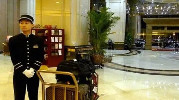 فیلم توهین‌آمیز فعال مجازی به کارگران رستوران 