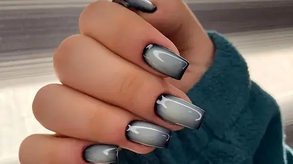 بهترین مدل‌ های طراحی ناخن طوسی و مشکی که عاشق شان می‌ شوید!