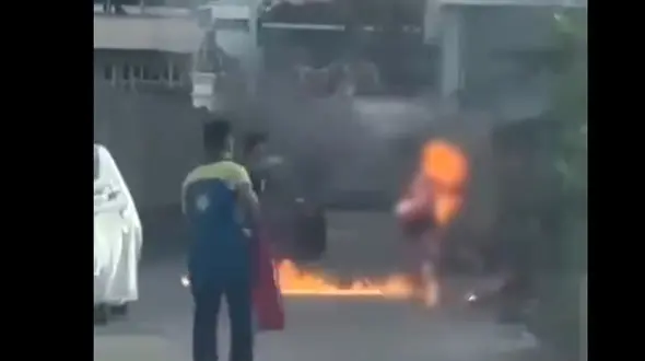 فیلم 16+ /  پسر جوان مادرش را به آتش کشید و مانع از نجات او شد !