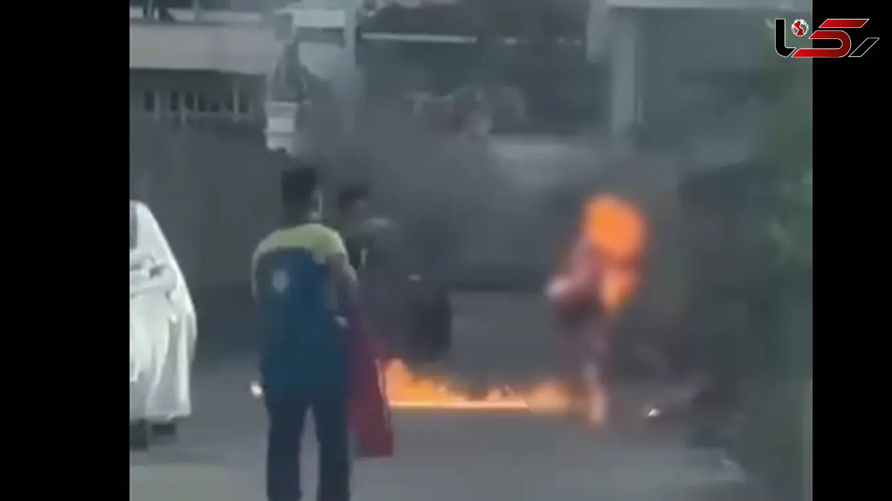 فیلم 16+ /  پسر جوان مادرش را به آتش کشید و مانع از نجات او شد !