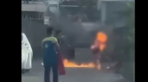 فیلم 16+ /  پسر جوان مادرش را به آتش کشید و مانع از نجات او شد !