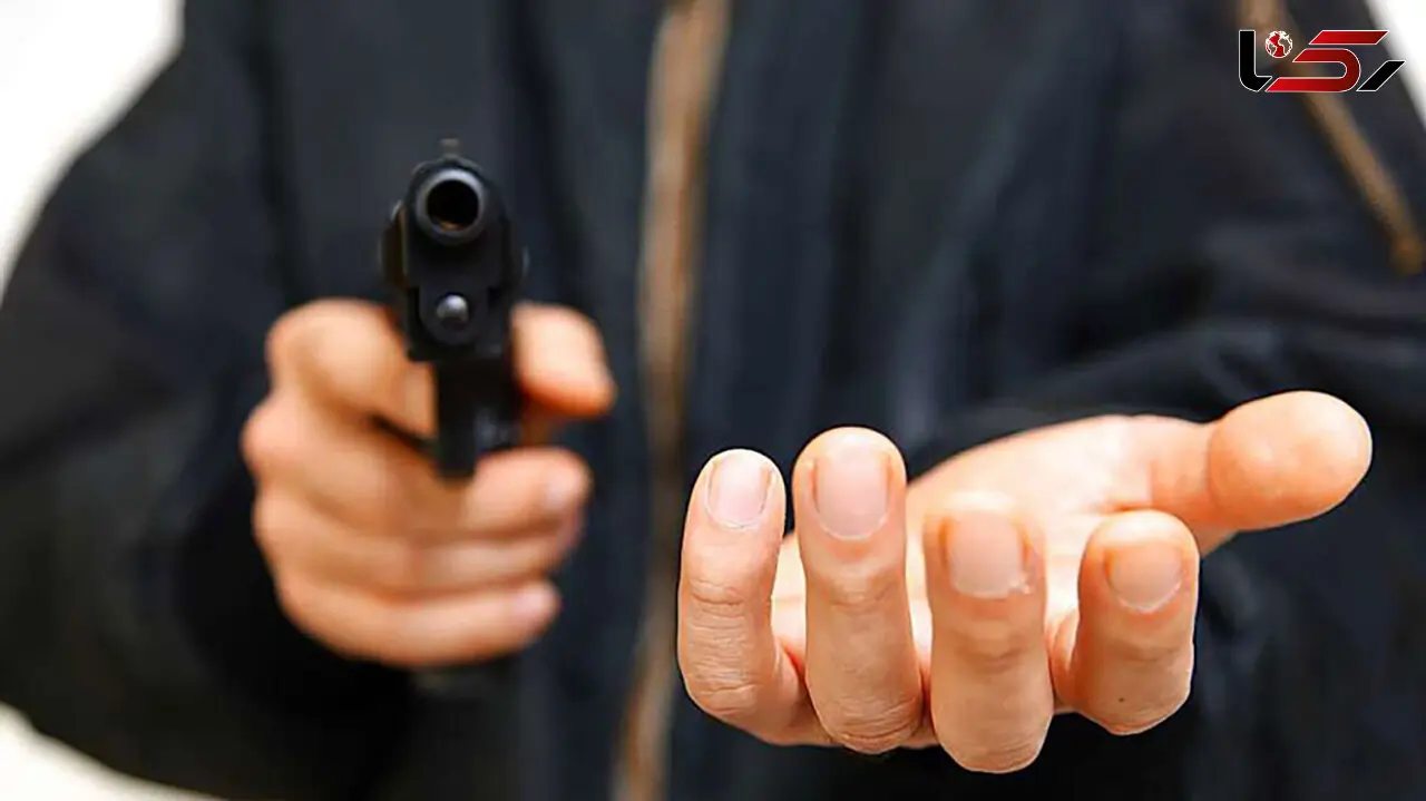 فیلم لحظه سرقت در چهاردانگه تهران / سارقان مسلح به دکه کنار خیابان هم رحم نکردند