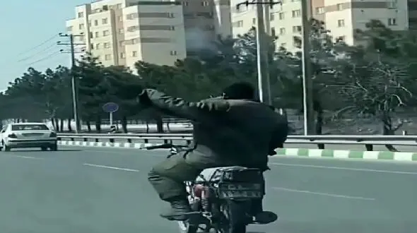 فیلم آواز شاد /  به سرباز مرخصی دادند از خوشحالی روی موتور رقص عربی رفت !