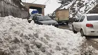 فیلم بارش برف و باران در محور کرج کندوان؛ برف‌ روبی و نمک‌ پاشی راهداران در تونل کندوان