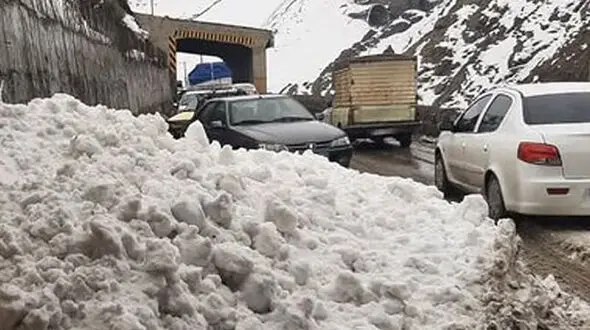 فیلم بارش برف و باران در محور کرج کندوان؛ برف‌ روبی و نمک‌ پاشی راهداران در تونل کندوان