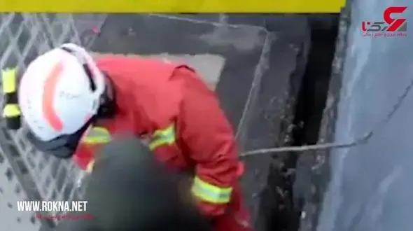 اقدام خطرناک دانش آموز ابتدایی در لبه بام برج 33 طبقه! +فیلم 