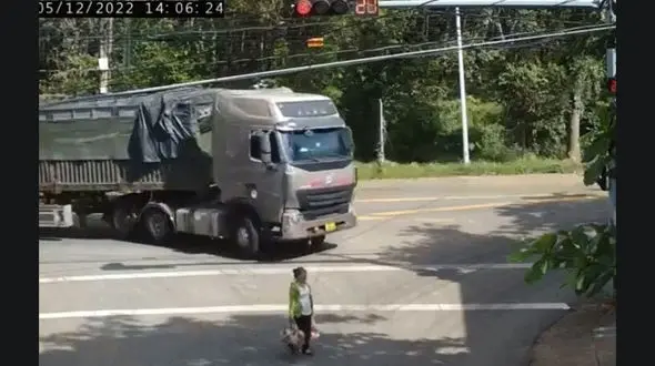 ببینید / فیلم لحظه عبور تریلی از روی یک زن / چیزی از او باقی نماند+ فیلم 