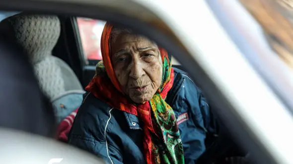 زن 90ساله، در خیابان های تهران مسافرکشی می کند/ چه خبر است بوق می زنید؟ من هنوز زنده ام! + فیلم