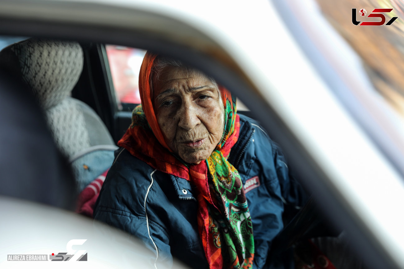 زن 90ساله، در خیابان های تهران مسافرکشی می کند/ چه خبر است بوق می زنید؟ من هنوز زنده ام! + فیلم