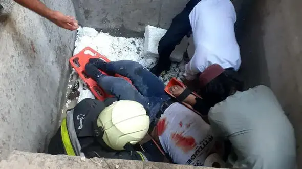 لحظه به لحظه با نجات کارگر اصفهانی از چاهک آسانسور + عکس