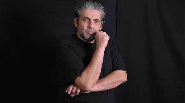 فیلم/نگاهی به خونه زندگی دوبلکس و زندگی شاهانه حمید گودرزی که نوعی اثر هنری است! معماری مینیمال با ستون های دفرمه در لواسان