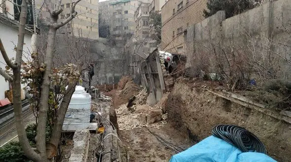 حادثه در زعفرانیه؛ فرونشست زمین خودرو را به کام گودال کشاند