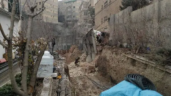 حادثه در زعفرانیه؛ فرونشست زمین خودرو را به کام گودال کشاند