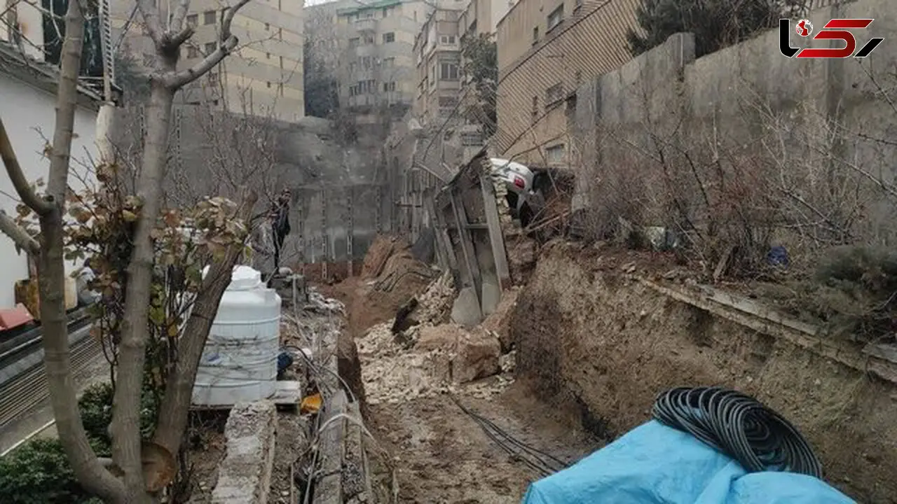 حادثه در زعفرانیه؛ فرونشست زمین خودرو را به کام گودال کشاند