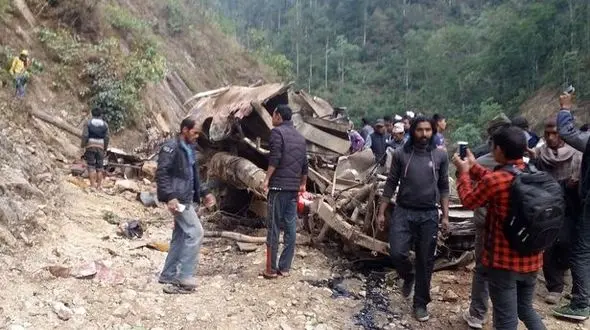 26 کشته در سقوط یک اتوبوس با 62 مسافر به دره ای در نپال  +فیلم و تصاویر