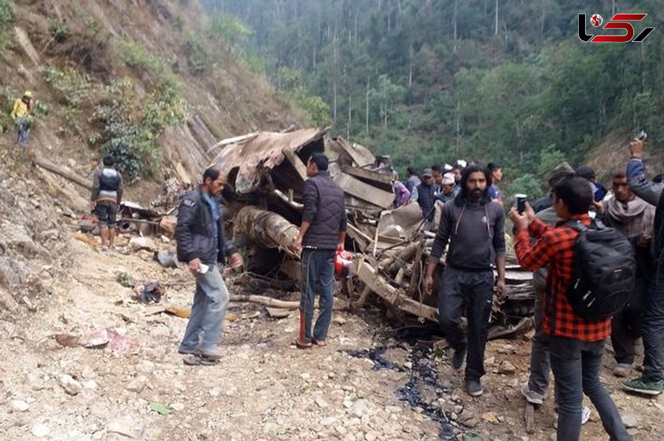 26 کشته در سقوط یک اتوبوس با 62 مسافر به دره ای در نپال  +فیلم و تصاویر