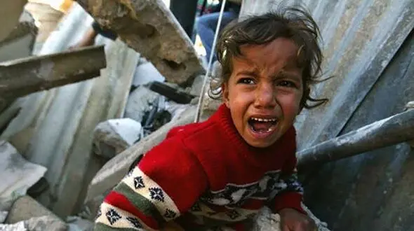 لحظه دلخراش مرگ کودک فلسطینی زیر جعبه کمک هوایی + فیلم