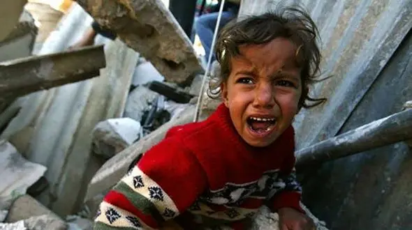 لحظه دلخراش مرگ کودک فلسطینی زیر جعبه کمک هوایی + فیلم