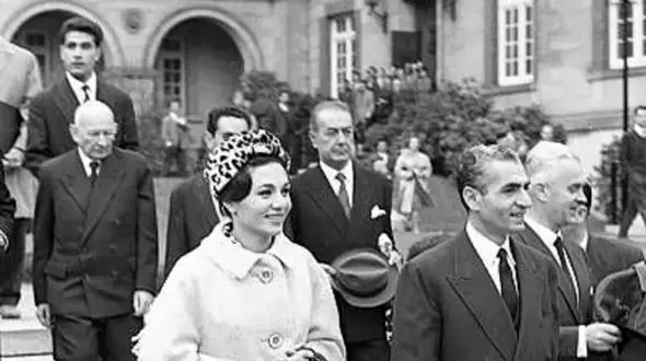 سفر به ایام قدیم سال 1330؛  تیپ فرح دیبا پهلوی وقتی دانش آموز دبیرستان بود!