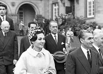 سفر به ایام قدیم سال 1330؛  تیپ فرح دیبا پهلوی وقتی دانش آموز دبیرستان بود!