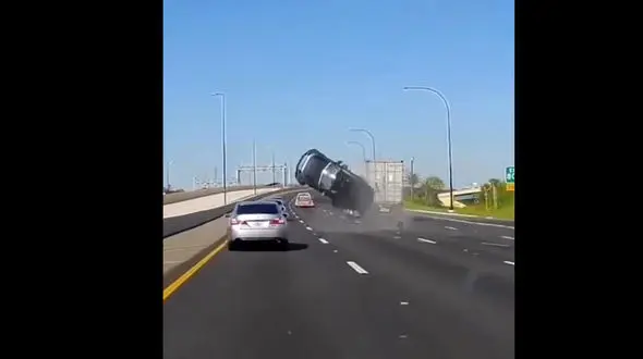 ببینید / عاقبت تلخ قرار گرفتن در نقطه کور تریلی! + فیلم