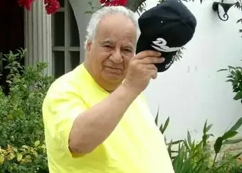 عکس/ سفر در زمان/ «ناصر ملک مطیعی و پسرش امیرعلی» در سواحل دریای خزر؛ سال ۶۶