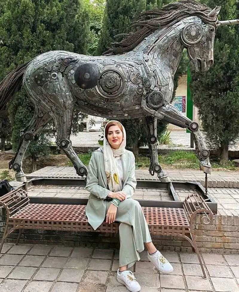 عکس- هلیا امامی در لوکیشن جالب و اسب رباتی! - وقت صبح