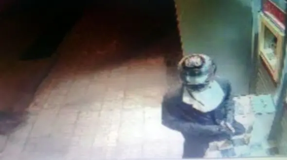 مرد نقابدار دستگاه های عابر بانک را داغون می کرد/در گناباد رخ داد + عکس 