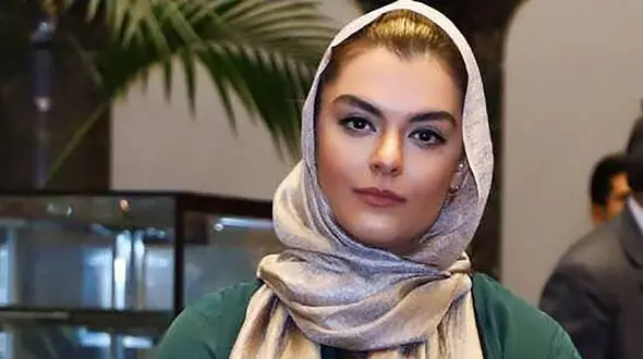 دنیا مدنی قید ایران را زد + دومین عکس بی حجاب خانم بازیگر با جواهرات میلیاردی اش !
