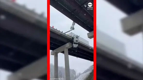 فیلم عملیات نفس‌گیر امدادگران روی پل بزرگراه