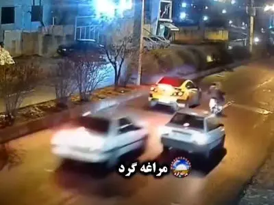 فیلم صحنه وحشتناک یک تصادف در مراغه / واقعا این کارها را نکنید مرگ در یک قدمی است