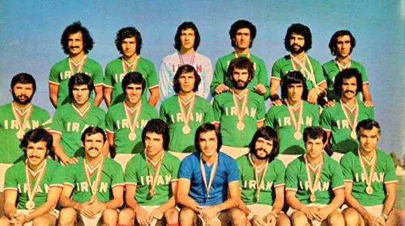 عکس | تونل زمان؛ پروین، روشن، پورحیدری و دیگر اعضای تیم ملی فوتبال در کنار گوگوش؛ سال ۱۳۵۳