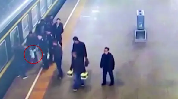 وحشت از گرفتاری دختر 3 ساله زیر قطار+عکس
