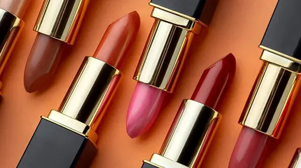 هشدار جدی به زنانی که رژ لب استفاده می کنند