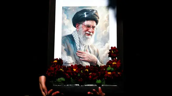 فیلم نوای ماندگار حاج صادق آهنگران در مصلای تهران؛ عزاداری یادگار جبهه‌ ها برای رهبر شهید