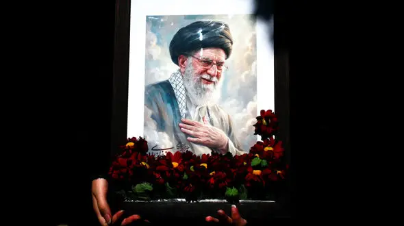 فیلم نوای ماندگار حاج صادق آهنگران در مصلای تهران؛ عزاداری یادگار جبهه‌ ها برای رهبر شهید
