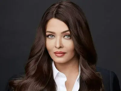 استایل زیبای زیباترین زن هند بعد از طلاق / آیشواریا رای دوباره شیک پوشی اش را به رخ کشید